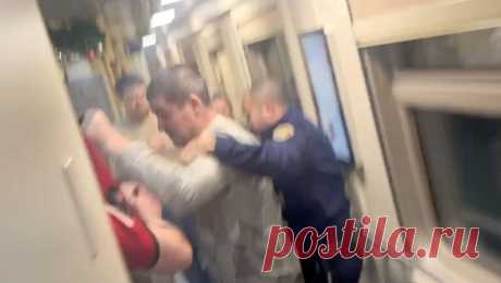 Боец СВО, рокер и еще один мужчина подрались в поезде Москва - Рязань. В поезде Москва - Рязань подрались рокер, боец СВО и еще один мужчина. Об этом сообщает портал YA62. По информации портала, очевидицей произошедшего стала блогерша Полина Парусова. Девушка пришла в вагон-ресторан, чтобы поесть, но стала ...
