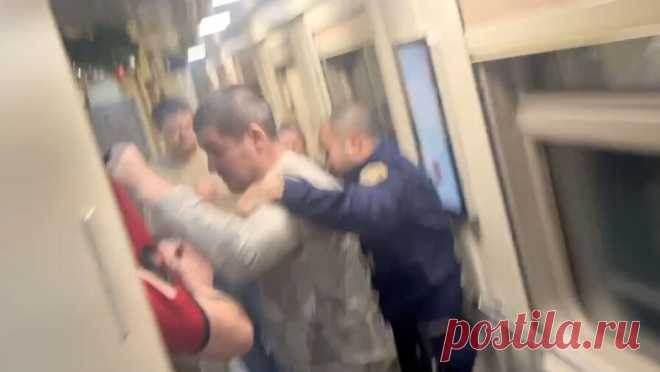 Боец СВО, рокер и еще один мужчина подрались в поезде Москва - Рязань. В поезде Москва - Рязань подрались рокер, боец СВО и еще один мужчина. Об этом сообщает портал YA62. По информации портала, очевидицей произошедшего стала блогерша Полина Парусова. Девушка пришла в вагон-ресторан, чтобы поесть, но стала ...