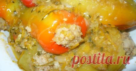 Перец фаршированный мясом в кабачковом соусе Любая умная хозяйка знает как фаршировать перцы мясом и рисом. Но здесь все дело в необычном бархатистом кабачковом соусе – благодаря ему фаршированные перцы получают новое звучание.