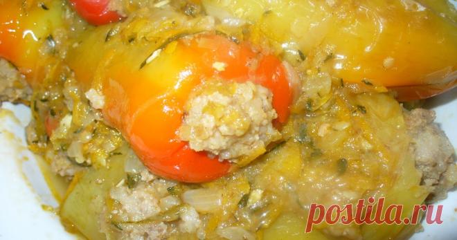 Перец фаршированный мясом в кабачковом соусе Любая умная хозяйка знает как фаршировать перцы мясом и рисом. Но здесь все дело в необычном бархатистом кабачковом соусе – благодаря ему фаршированные перцы получают новое звучание.