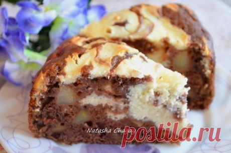 Пирог с яблоками и творожной начинкой.