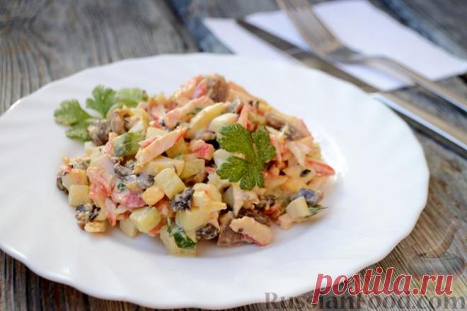 Рецепт: Крабовый салат с жареными грибами и огурцом на RussianFood.com