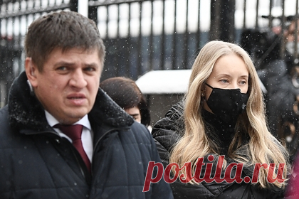 Раскрыты подробности нападения на вдову Градского. Напавшие на вдову народного артиста России, певца и композитора Александра Градского Марину Коташенко вооруженные мужчины обещали убить ее, если она позвонит в полицию. По словам собеседника, женщину «вела целая группировка», за ней следили. После похищения 100 миллионов рублей они заставили ее довезти их до Апрелевки.