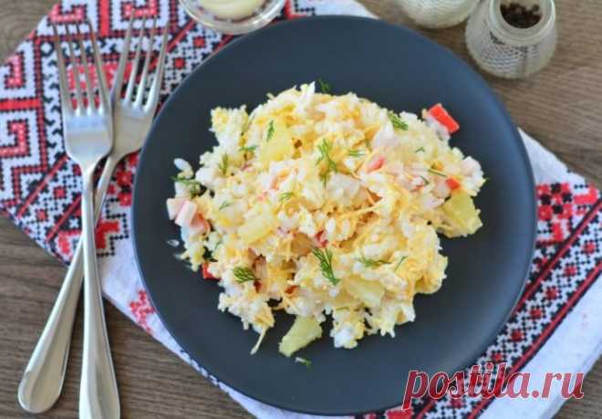 ​Салат из крабовых палочек, сыра и ананаса