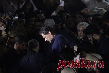 Полиция прибыла к резиденции экс-премьера Пакистана для его ареста. Полиция провинции Пенджаб совместно с представителями столичных правоохранительных органов прибыла к резиденции бывшего премьер-министра Пакистана и председателя оппозиционной партии «Движение за справедливость» Имрана Хана для его ареста, сообщает пакистанская газета Dawn.