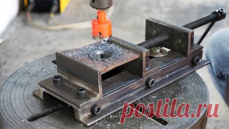 Как дешево и быстро сделать тиски из остатков профиля без сварки Даже при наличии стационарных тисков не помешают еще одни – переносные, которые можно использовать со сверлильным станком, за пределами мастерской и т. д. Их можно собрать без применения сварки, используя болты, гайки и винты. С этой работой справится любой взрослый человек. Понадобится Материалы: