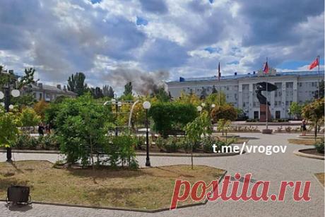 Стало известно о состоянии коменданта Бердянска после взрыва его машины. Коменданта Бердянска Артема Бардина в тяжелом состоянии госпитализировали после взрыва принадлежащего ему автомобиля. Как рассказал член главного совета администрации Запорожской области Владимир Рогов, машина стояла рядом с городской администрацией, потом была перестрелка.