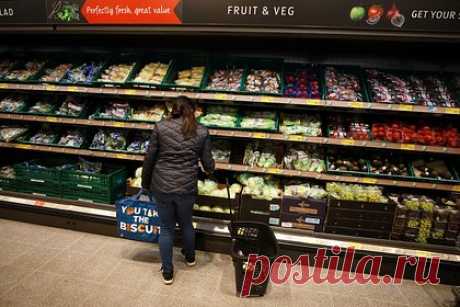 Продукты в европейской стране резко подорожали из-за глобальной проблемы. За 2022-2023 годы продуктовый чек британской семьи вырос более чем на 600 фунтов стерлингов (67 тысяч рублей). Причина кризиса стоимости жизни лежит в глобальном потеплении. Стоимость продуктов питания, по их подсчетам, в среднем выросла на сумму, равную затратам одной семьи на еду за шесть недель.