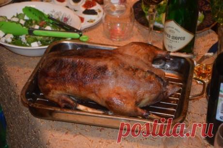 Рождественский гусь с яблоками и ягодным взваром