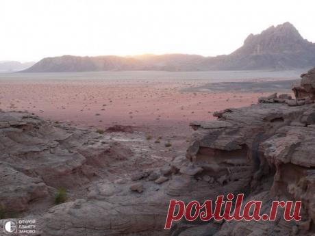 Красная пустыня Вади Рам Вади-Рам - удивительное место, неподвластное времени и практически не тронутое цивилизацией. Здесь "работали" только погода и ветры, создавшие монументальные "небоскребы", которые так красиво описал Т.Э. Лоуренс, назвавший Вади-Рам "богоподобным гортанным простором". Пустыня является в...