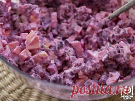 Свекольный салат: правильная вкуснятина 
Ингредиенты: 
Свекла - 300 г Яйцо - 2 шт Сыр - 80 г Натуральный йогурт - 3 ст. л Чеснок - по вкусу Соль, перец - по вкусу За рецепт спасибо группе Диетические рецепты Приготовление: 
Очищенную отварн…