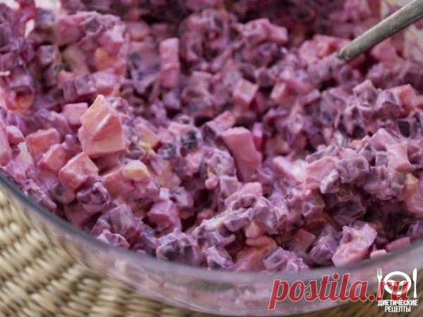 Свекольный салат: правильная вкуснятина 
Ингредиенты: 
Свекла - 300 г Яйцо - 2 шт Сыр - 80 г Натуральный йогурт - 3 ст. л Чеснок - по вкусу Соль, перец - по вкусу За рецепт спасибо группе Диетические рецепты Приготовление: 
Очищенную отварн…