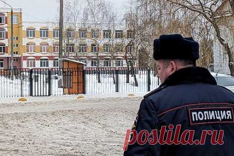 Против отца стрелявшей в брянской школе ученицы возбудили второе дело. В отношении Дмитрия Афанаскина, отца стрелявшей в брянской гимназии восьмиклассницы Алины, возбудили второе уголовное дело. Дело заведено за доведение до самоубийства несовершеннолетней дочери. По новому делу мужчине грозит до 17 лет колонии. Первое обвинение ему предъявили за небрежное хранение оружия.