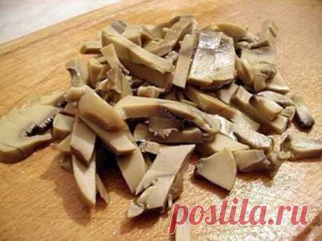 Салат из печени

Простой такой салатик, но очень сытный.

Понадобится:

Грибы свежие или консервированные
свежий огурец
говяжья или свиная печень
любой твердый сыр
чеснок или чили, или горчица - кому по острее
соль, майонез

Грибы (свежие или консервированные) нарезаем мелко и обжариваем до готовности.
Свежий огурец режем мелкой соломкой.
Предварительно сваренную и остуженную печень (говяжью или свиную) тоже нарезаем тонкой соломкой.
Мраморный сыр (можно любой твердый сыр)...