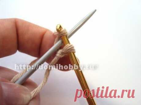 Хитрости вязания: Набор петель косичкой 
Легкий и быстрый набор петель на одну спицу с помощью крючка. При использовании в вязании данного метода набора петель вы получите аккуратную ровную кромку, которая хорошо подходит для дальнейшего вязания лицевой гладью, так как край не скручивается и не растягивается. 
Для начала набора петель сделайте начальную петлю крючком, расположив в левой руке спицу, заведите рабочую нить за спицу. Затем захватите крючком основную нить пере...