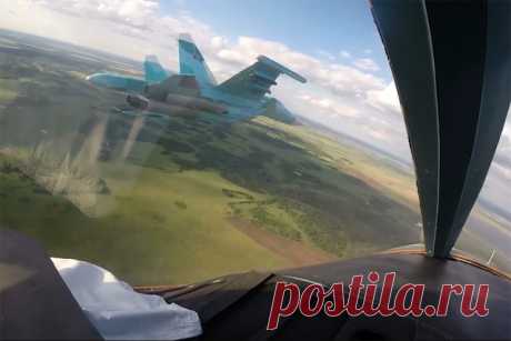 Су-34 нанесли удар по объектам ВСУ на Краснолиманском направлении. На Краснолиманском направлении специальной военной операции экипажи истребителей-бомбардировщиков Су-34 Центрального военного округа уничтожили командно-наблюдательные пункты и пункты управления беспилотных летательных аппаратов.