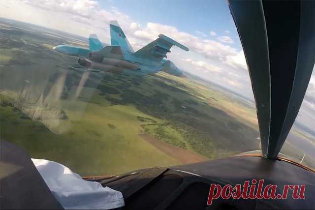 Су-34 нанесли удар по объектам ВСУ на Краснолиманском направлении. На Краснолиманском направлении специальной военной операции экипажи истребителей-бомбардировщиков Су-34 Центрального военного округа уничтожили командно-наблюдательные пункты и пункты управления беспилотных летательных аппаратов.