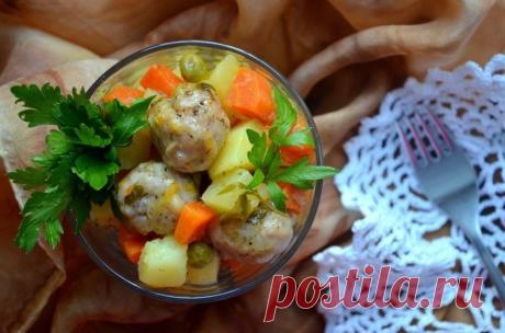 ​Овощное рагу с куриными фрикадельками Ингредиенты:Фарш куриный - 300 гМука - 1 ст. л.Картофель - 2 шт.Морковь - 2 шт.Лук репчатый - 1 шт.Зеленый горошек - 5 ст. л.Зелень по вкусуСоль, перец по вкусуПриготовление:1. Морковь и лук нарезать небольшими кубиками. Картофель почистить и нарезать брусочками.2. В кастрюле с толстым...