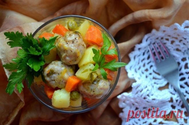 ​Овощное рагу с куриными фрикадельками Ингредиенты:Фарш куриный - 300 гМука - 1 ст. л.Картофель - 2 шт.Морковь - 2 шт.Лук репчатый - 1 шт.Зеленый горошек - 5 ст. л.Зелень по вкусуСоль, перец по вкусуПриготовление:1. Морковь и лук нарезать небольшими кубиками. Картофель почистить и нарезать брусочками.2. В кастрюле с толстым...