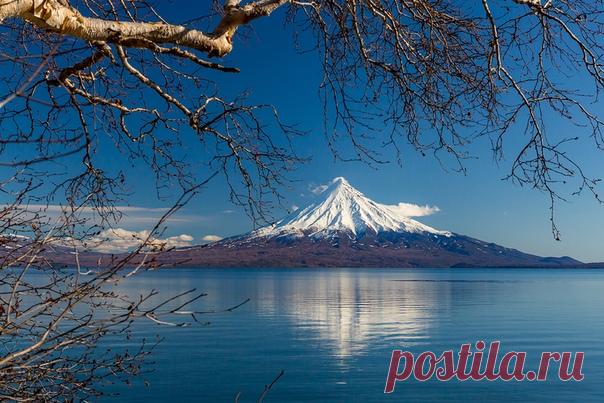 Кроноцкий вулкан на берегу одноимённого озера, Камчатка. Фотограф – Денис Будьков: nat-geo.ru/photo/user/1438/