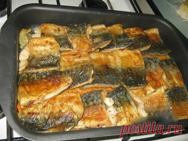 Скумбрия в духовке 

Ингредиенты: 
-3 тушки скумбрии, 
-лук -3 шт, 
-морковь-2 шт, 
-сыр, 
-сметана, 
-майонез. 

Приготовление:
Рыбу разделать на филе(как селедку),разрезать на 3 куска,обжарить. 
Отдельно поджарить лук,морковь,положить в форму,сверху рыбу.Сыр на крупной терке,перемешать с майонезом,сметаной,(я еще водички налила),добавить укроп,залить рыбу.В горячую духовку минут на 20. 
Приятного аппетита!