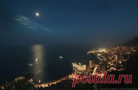 Монако напоминает колонию птиц, поселившихся на прибрежных скалах. Город буквально вгрызся в горную породу, а плотность его населения составляет около 20 тысяч человек на квадратный километр территории.