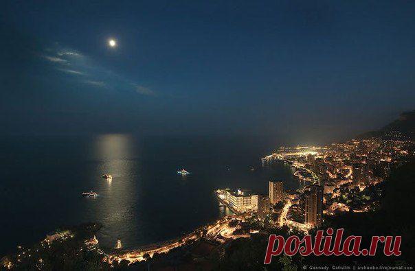 Монако напоминает колонию птиц, поселившихся на прибрежных скалах. Город буквально вгрызся в горную породу, а плотность его населения составляет около 20 тысяч человек на квадратный километр территории.