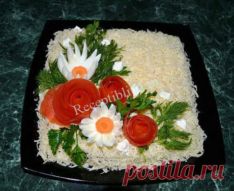 Салат с куриным филе и шампиньонами .