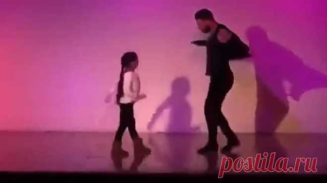 Папа танцует с дочкой. Шикарный танец