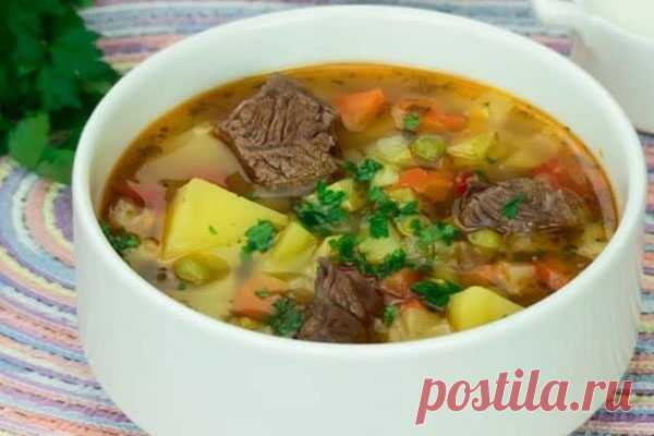 Суп с говядиной и овощами: насыщенный, вкусный и ароматный
Суп, рецепт которого мы Вам предлагаем, хорош тем, что его можно готовить в любое время года. В зависимости от сезона выбираем разный набор овощей. Этот сытный, наваристый и полезный суп обязательно понравится всем.