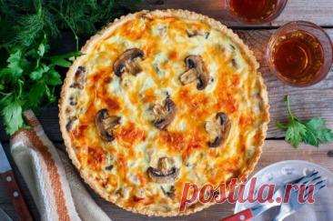 Пирог с картофелем и грибами Ингредиенты:Для теста:Молоко – 100 мл.Сухие дрожжи – 7-10 гр.Сахар 0.5 ч. л.Яйцо – 1 шт.Растительное масло – 1 ст. л.Мука – 200-250 гр.Соль.Для начинки:Картофель – 400 гр.Грибы – 300 гр.Лук – 150 гр.Сыр – 150 гр.Сметана. Приготовление: В теплое молоко добавить дрожжи.&nbsp;Добавить сахар....