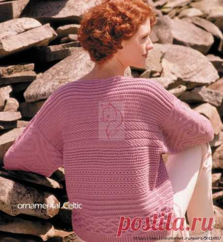 Розовый пуловер с необычным сочетанием узоров