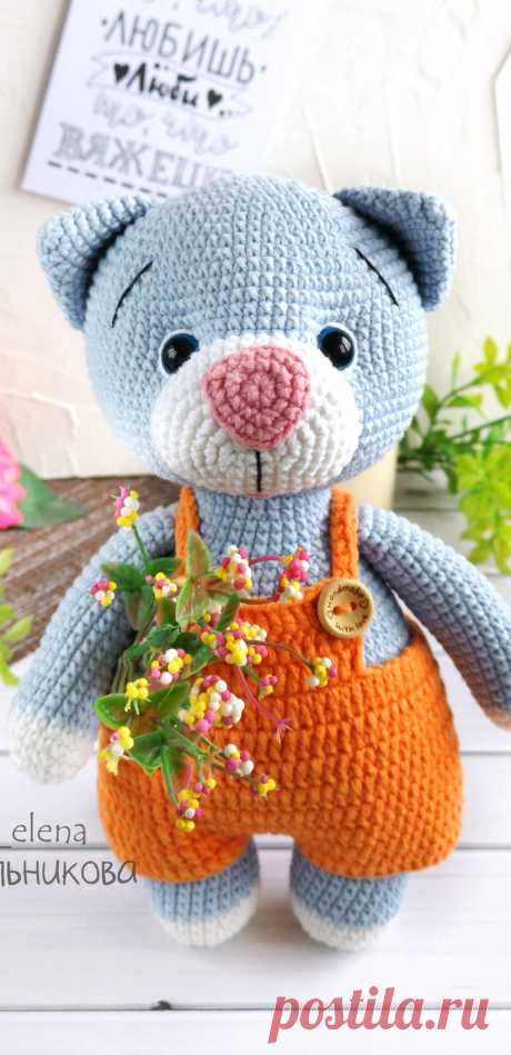 PDF Котёнок Тимоша крючком. FREE crochet pattern; Аmigurumi animal patterns. Амигуруми схемы и описания на русском. Вязаные игрушки и поделки своими руками #amimore - котик в шортиках, котёнок в шортах, кот с корзинкой, кошечка, кошка.