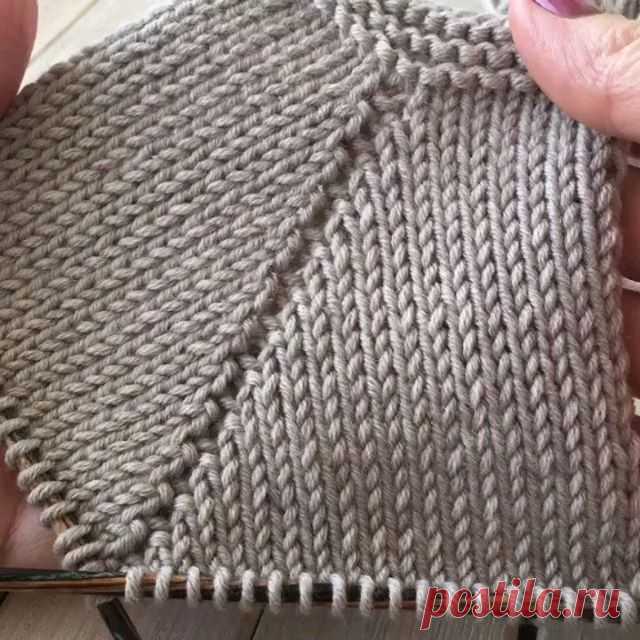 Регланная линия из 1 петли при вязании реглана сверху от @knitting_for_all_youtube
.

На первый взгляд она выглядит очень скромно и лаконично, но в этом заключается некий ее шарм. 
.

1 ряд: смотрите видео в карусели
2 ряд: петлю регланной линии при поворотном вязании вязать лицевой, при круговом – изнаночной.
.

Подробный видео мастер класс смотрите на  ютуб канале Вязание для всех Людмила Ильиных. Ссылка на канал в описании профиля @knitting_for_all_youtube 
. ...