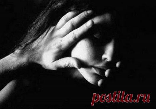 Я останусь поцелуем на губах, Я останусь на твоих руках и теле, Я останусь между строк в словах, Среди тысяч наших сообщений. Я останусь в голове твоей и мыслях, Я останусь нежностью во снах, Я останусь частью твоей жизни, Что недолго ты держал в своих руках. Я останусь твоей недопетой песней, Недописанным моим стихом, Это больше, чем быть просто вместе, Это больше, чем быть рядом и вдвоём. Я останусь ласковой улыбкой, Уходя, оставлю тебе свет, ...