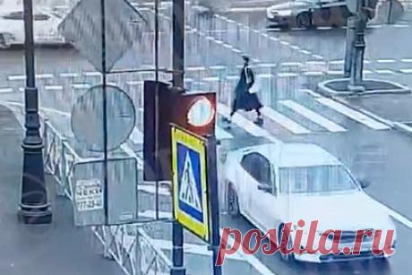 В Петербурге автобус переехал тренера по акробатике и попал на видео. Автобус переехал женщину-тренера по акробатике на Васильевском острове в Санкт-Петербурге. ДТП попало на видео. На представленных видеокадрах видно, как горожанка переходит дорогу на красный сигнал светофора. В это время транспортное средство поворачивает. Пострадавшую госпитализировали.
