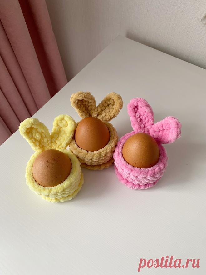 PDF Пасхальный декор крючком. FREE crochet pattern; Аmigurumi toy patterns. Амигуруми схемы и описания на русском. Вязаные игрушки и поделки своими руками #amimore - плюшевые корзинки для яиц на Пасху, пасхальный декор из плюшевой пряжи, маленькие украшения.