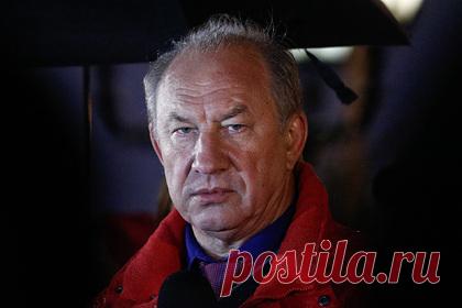 Суд запретил депутату Рашкину охотиться и выходить из дома ночью. Басманный суд запретил подозреваемому в убийстве лося на незаконной охоте депутату Государственной Думы от КПРФ Валерию Рашкину охотиться, общаться со свидетелями и выходить из дома ночью. «Суд удовлетворил ходатайство следователя об избрании меры пресечения в виде запрета определенных действий», — рассказали в суде.