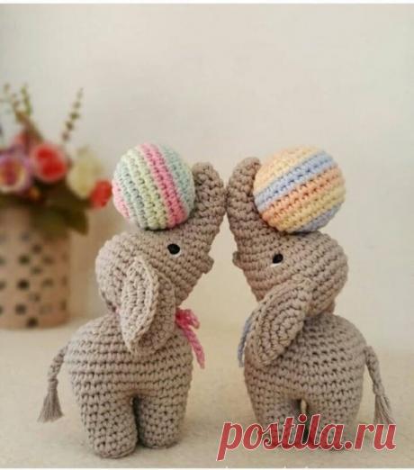 Описание слоников с мячом.