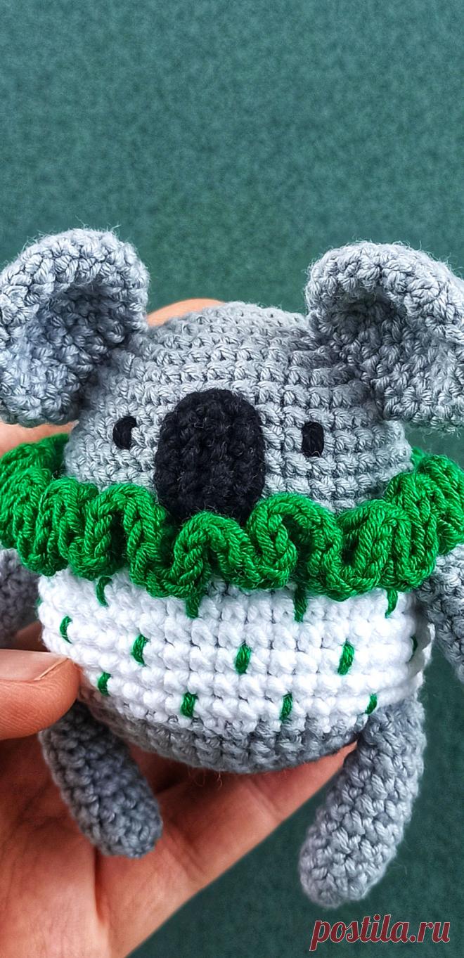 PDF Нарядная Коала крючком. FREE crochet pattern; Аmigurumi toy patterns. Амигуруми схемы и описания на русском. Вязаные игрушки и поделки своими руками #amimore - маленький медвежонок коалы, мишка, медведь.