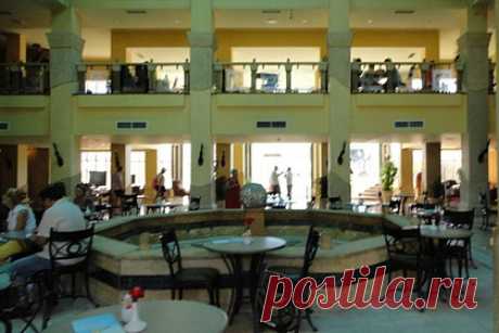 Россияне отдохнули в Египте и описали отель словами «это Казанский вокзал». Российские туристы съездили на отдых в Египет и остались шокированы курортом, описав его словами «это Казанский вокзал». По словам девушки, она отговаривала туристов от заселения в этот отель, так как знала, что несмотря на удобное расположение гостиница имеет низкий сервис.