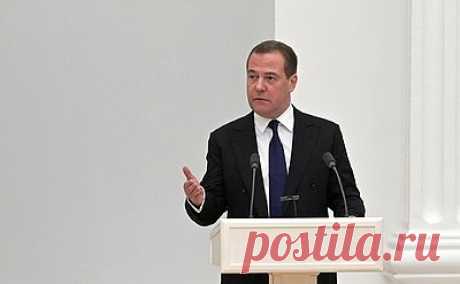 Медведев назвал бывшего президента Польши подстрекателем. Заместитель председателя Совета безопасности России Дмитрий Медведев назвал бывшего президента Польши Леха Валенсу подстрекателем после того, как тот заявил об уникальном шансе Германии разобраться с Москвой. Медведев отметил, что Валенса «жжет», когда говорит, что полякам «пора добить Россию и Китай руками Германии».
