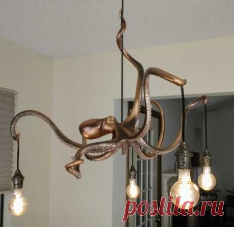 Потолочный светильник «Осьминог» из доступных материалов Просматривая картинки в интернете, мастер наткнулся на интересную люстру в форме осьминога, державшего в своих щупальцах лампочки. Данная люстра была сделана из меди. У мастера возможности сделать люстру полностью из меди не было, и он решил использовать различные материалы для ее имитации.