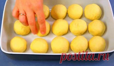 Чесночные пампушки к борщу + соус  Это самое быстрое тесто, которое я знаю. Не нужно ждать! Замесил – слепил – выпекай! Пампушки с чесноком готовы уже через 30 минут! Вы точно полюбите этот рецепт теста. Рецепт: • Мука ~ 400 г • Вода теплая – 230 мл • Дрожжи сухие – 8 г • Мед –