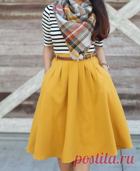 This outfit is everything! It has all my favorite things – mustard, stripes and plaid. This just screams fall doesn’t it? I’m obsessed with this gorgeous mustard pleated skirt! I love when an outfit m