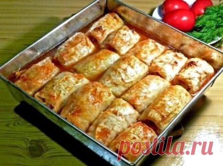 Рецепт голубцов по-новому! В 2 раза вкуснее обычных! 

Берем продукты

Для голубцов: 
1 кочан свежей капусты 
50 г риса 
150 г фарша любого 
1 луковица 
1 морковь 
масло растительное 
100 мл воды 
соль, перец 

Для шубы: 
30 г сметаны
100 г сыра 
2 помидора 
3–4 зубчика чеснока 
укропа и петрушки 
соль, перец

Как готовить: 

Капусту кладем на 5-10 минут в микроволновку (мощность около 900 W), а потом под струю холодной воды. Отделяем легко листочки. 
Рис отвариваем до пол...