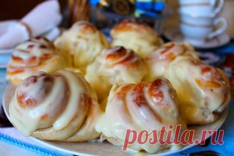 Булочки с нежным заварным кремом — бесподобная выпечка Эти пышные сдобные булочки с нежным заварным кремом гораздо вкуснее всякого пирожного! А если приготовить тесто и крем заранее и убрать на ночь в холодильник, то готовить лакомство и вовсе окажется недолго. Продукты для десерта потребуются недорогие, поэтому делать плюшечки можно хоть каждый день. Ингредиенты: Для теста: Мука – 4 ст. Молоко – 1,5 ст. Яйца – 2 шт. Сахарный песок – 3 ст. л. + 0,5 ст. на начинку.