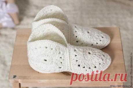 Замечательный мастер-класс по вязанию домашних тапочек на основе стельки. Они вяжутся из трех мотивов,а если связать пять,то получатся сапожки.Этим мастер-классом поделилась Esperanza-70rus.
 
 

Тапочки вяжутся крючком из отдельных 6-угольных мотивов, стелька — покупная.
Для работы нам понадобятся: пряжа и крючок, стельки, ножницы, (игла).
Пряжу рекомендую выбирать потолще, а крючок к ней чуть тоньше, чем указано на упаковке, чтобы получалась довольно плотная вязка и тапо...