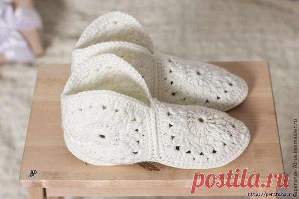 Замечательный мастер-класс по вязанию домашних тапочек на основе стельки. Они вяжутся из трех мотивов,а если связать пять,то получатся сапожки.Этим мастер-классом поделилась Esperanza-70rus.
 
 

Тапочки вяжутся крючком из отдельных 6-угольных мотивов, стелька — покупная.
Для работы нам понадобятся: пряжа и крючок, стельки, ножницы, (игла).
Пряжу рекомендую выбирать потолще, а крючок к ней чуть тоньше, чем указано на упаковке, чтобы получалась довольно плотная вязка и тапо...