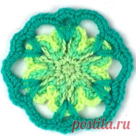 Разноцветный мотив с цветочком из цепочек